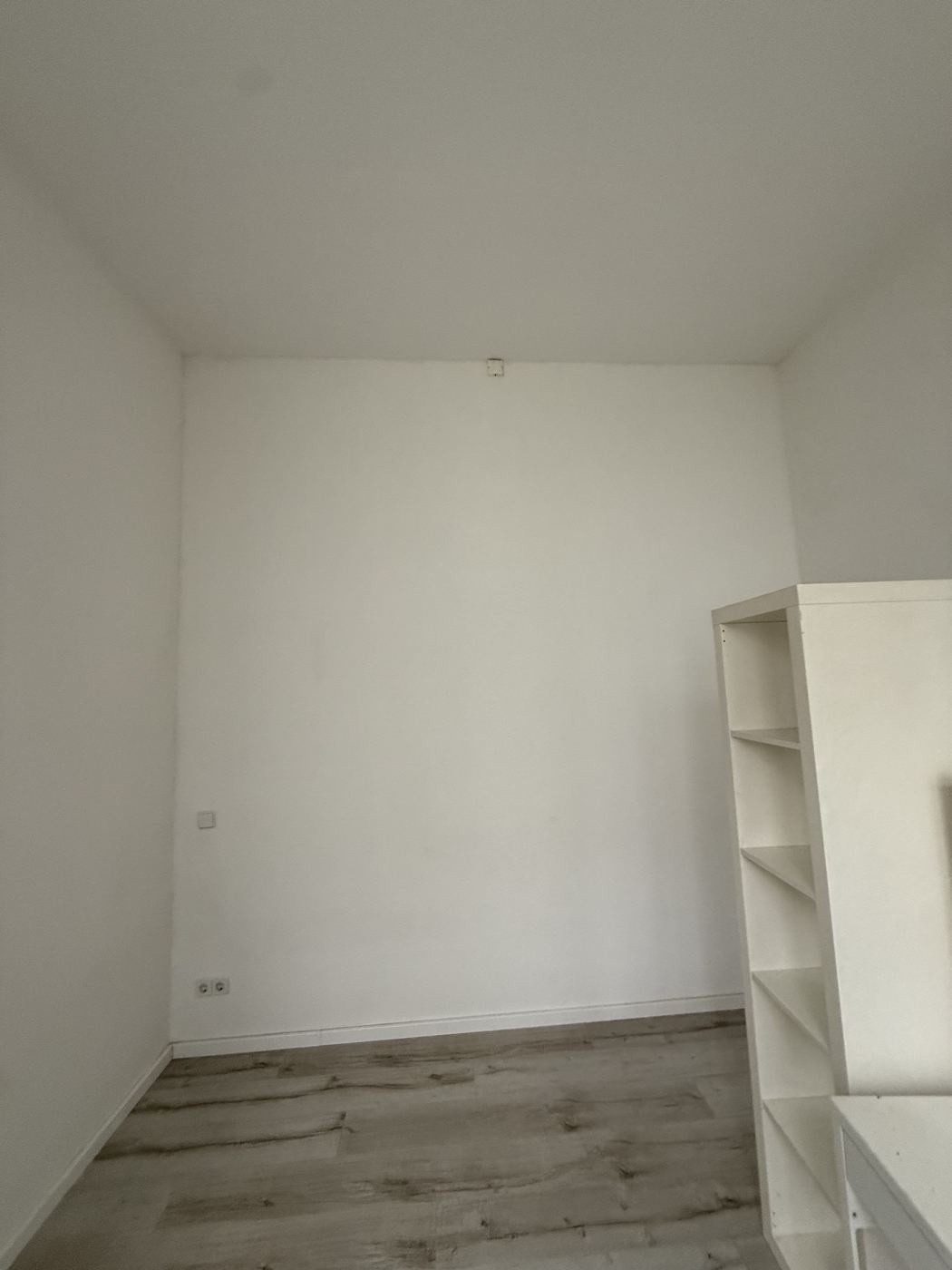 Zimmer nach der Instandsetzung, Wand sauber